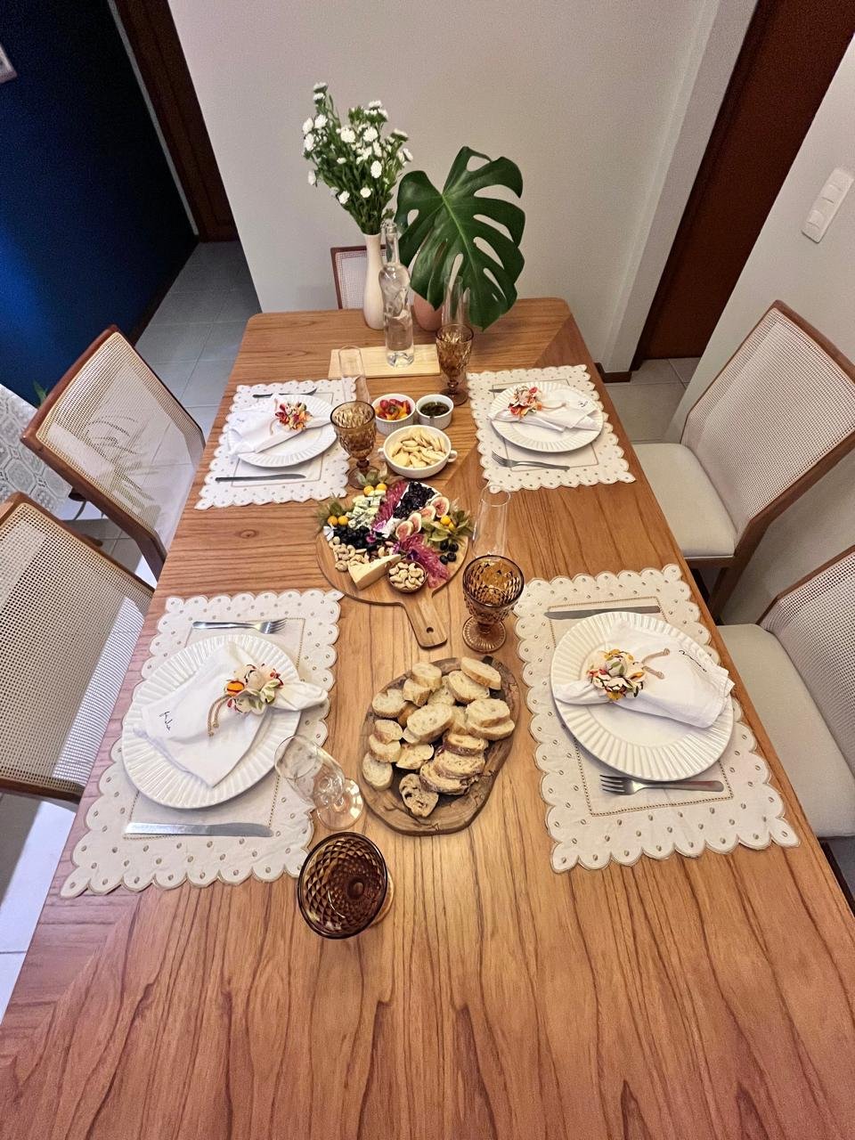 Louças brancas organizadas para um acervo de mesa posta