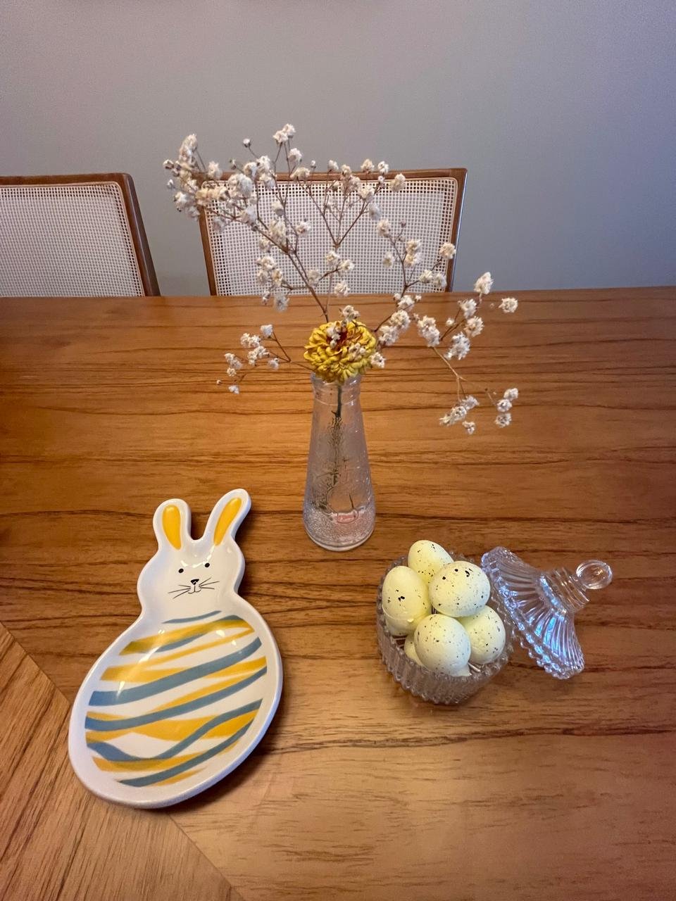 Detalhes da decoração de Páscoa na mesa posta