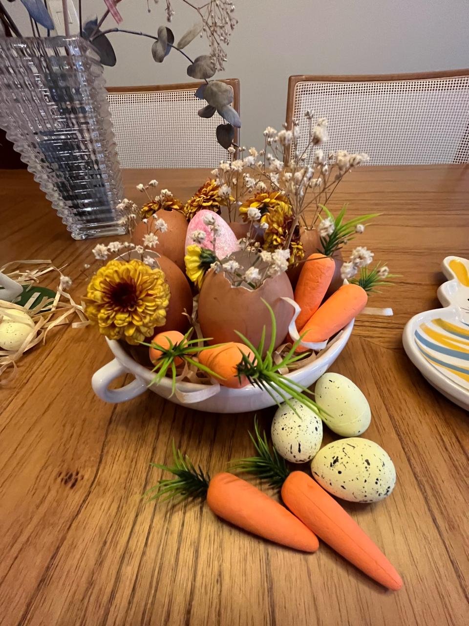 Mesa de Páscoa com detalhes delicados e temáticos