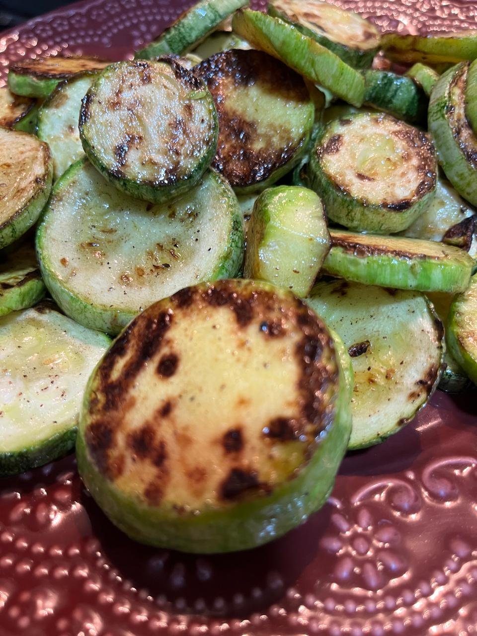 Rodelas de abobrinha grelhadas para a montagem do gratinado