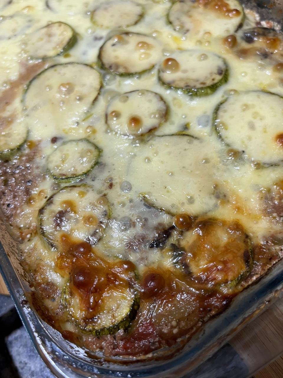 Abobrinha gratinada ainda no forno durante o cozimento