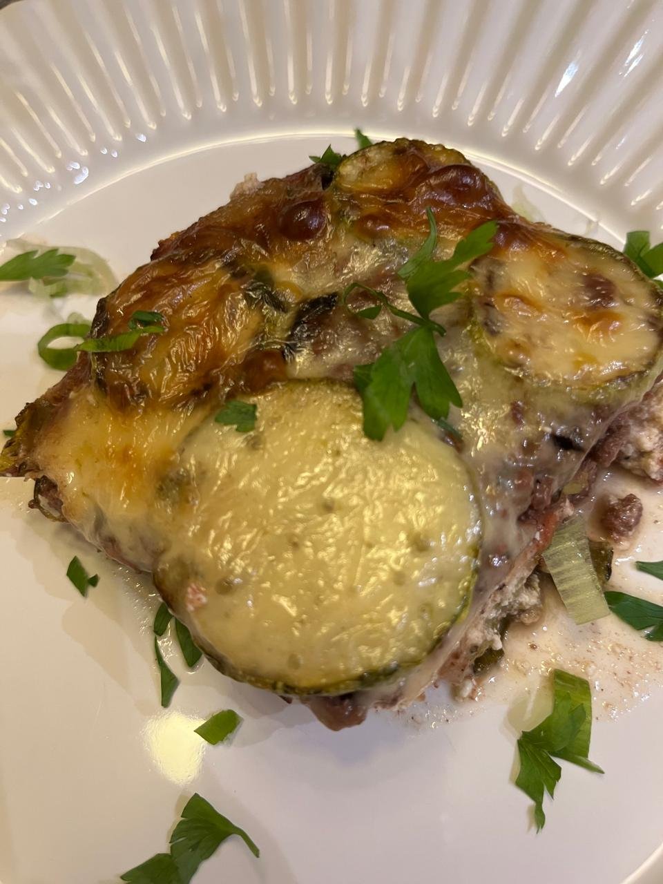 Abobrinha gratinada servida no prato