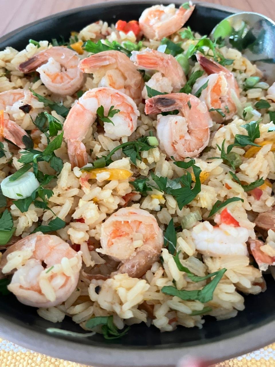 Detalhe do arroz de camarão com ervas frescas e camarões aparentes