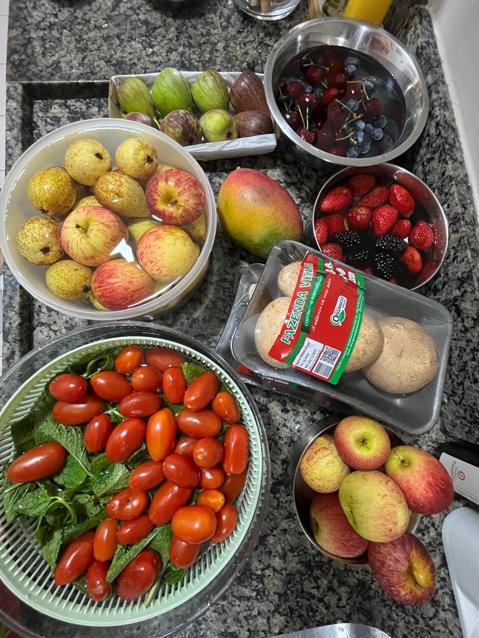 Alimentos frescos separados e higienizados sobre a bancada da cozinha