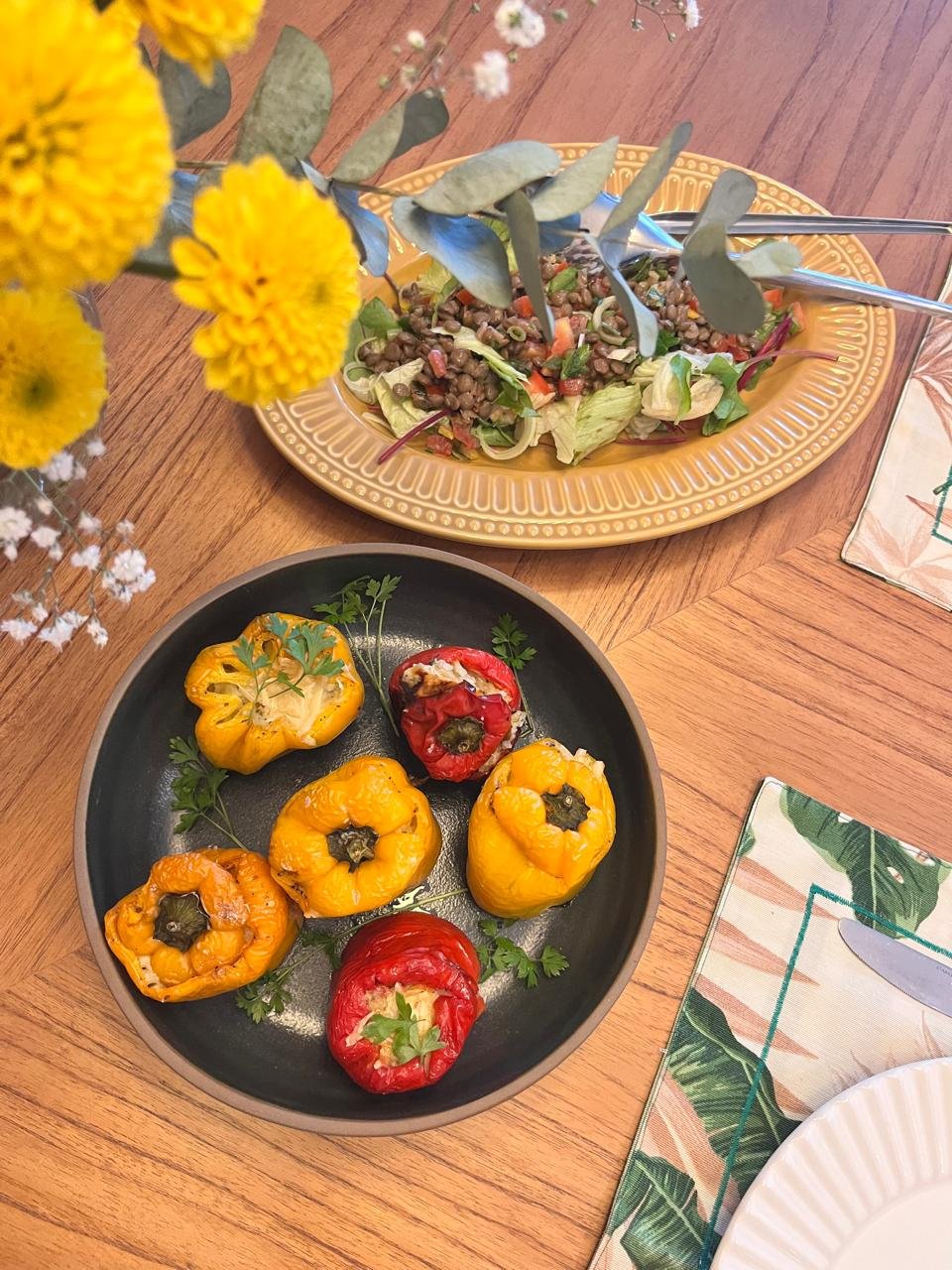 Close de pimentões coloridos recheados com arroz cremoso