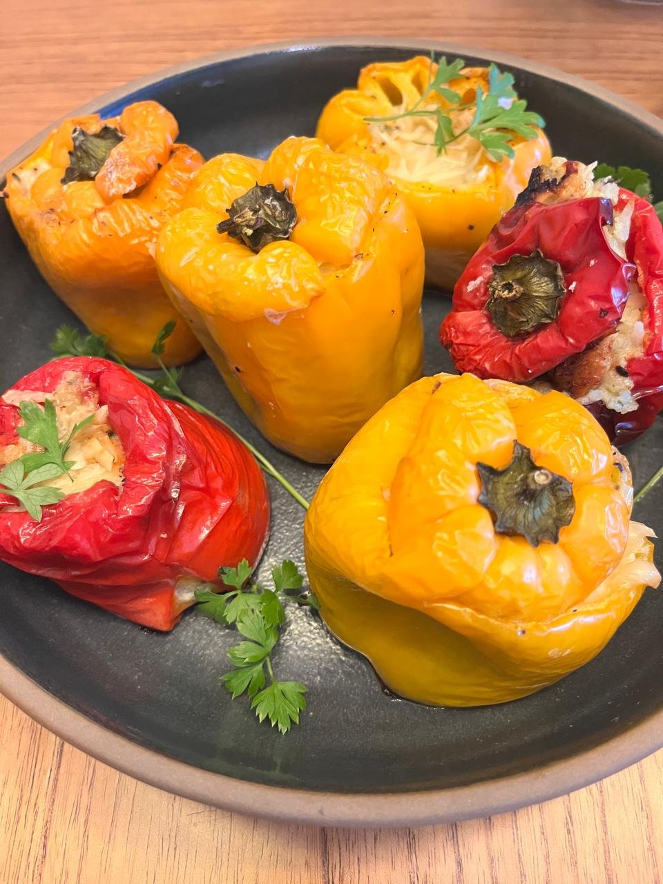 Pimentões recheados servidos em composição de mesa posta