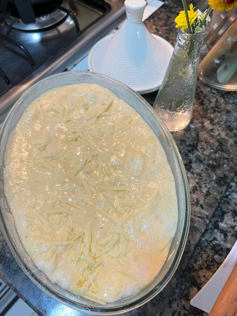 Suflé de legumes antes de assar no refratário com queijo por cima