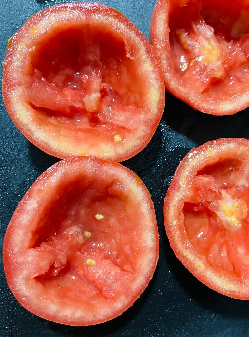 Tomates recheados com risoto de cogumelos antes de ir ao forno