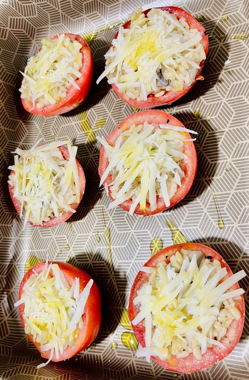 Tomates recheados com risoto de cogumelos já montados na assadeira