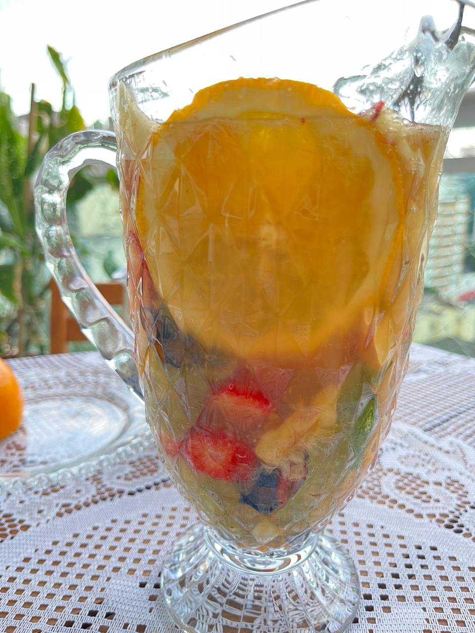 Jarra de clericot com frutas cítricas e gelo