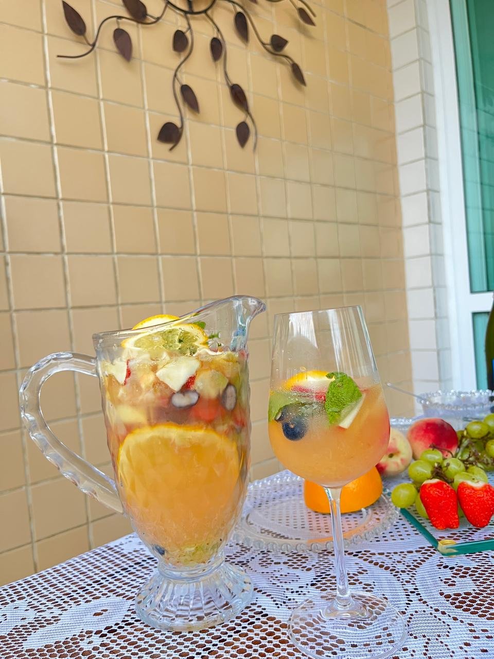 Clericot servido em composição ensolarada