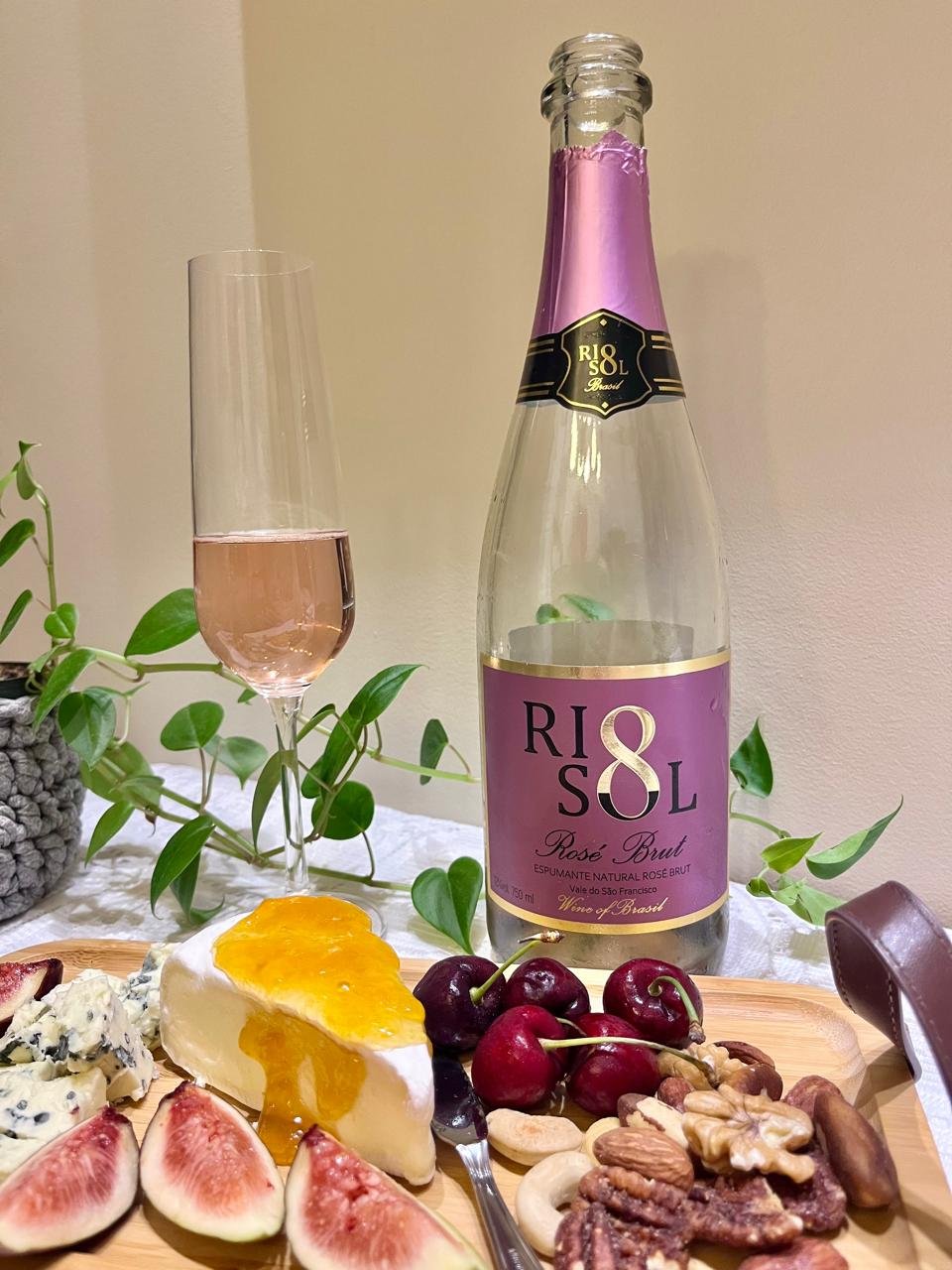 Espumante rosé em composição com frutas e queijos