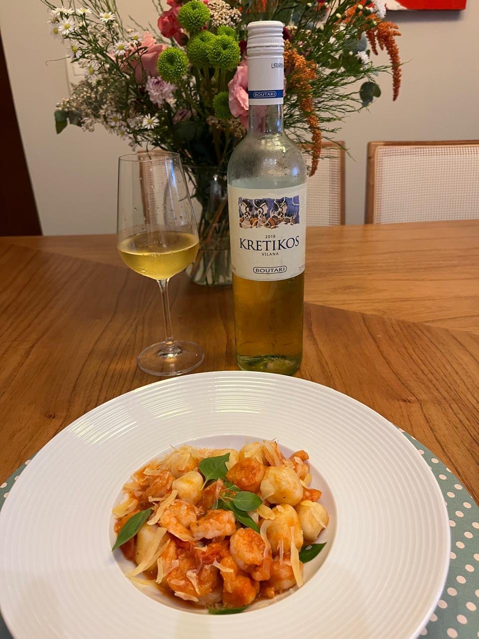 Vinho e prato principal em harmonização clássica