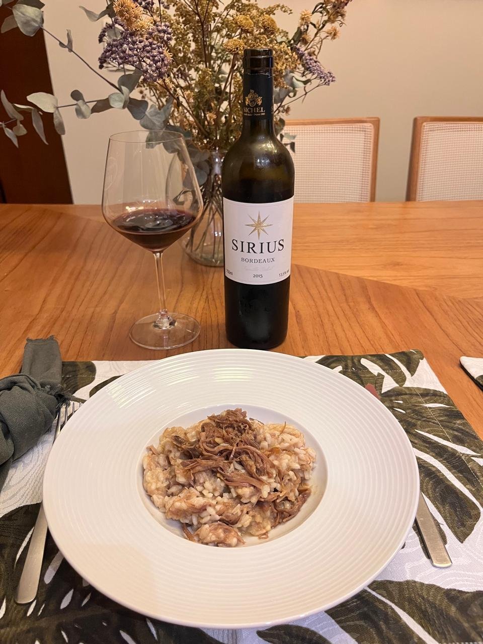 Mesa posta com salada e espumante para clima leve