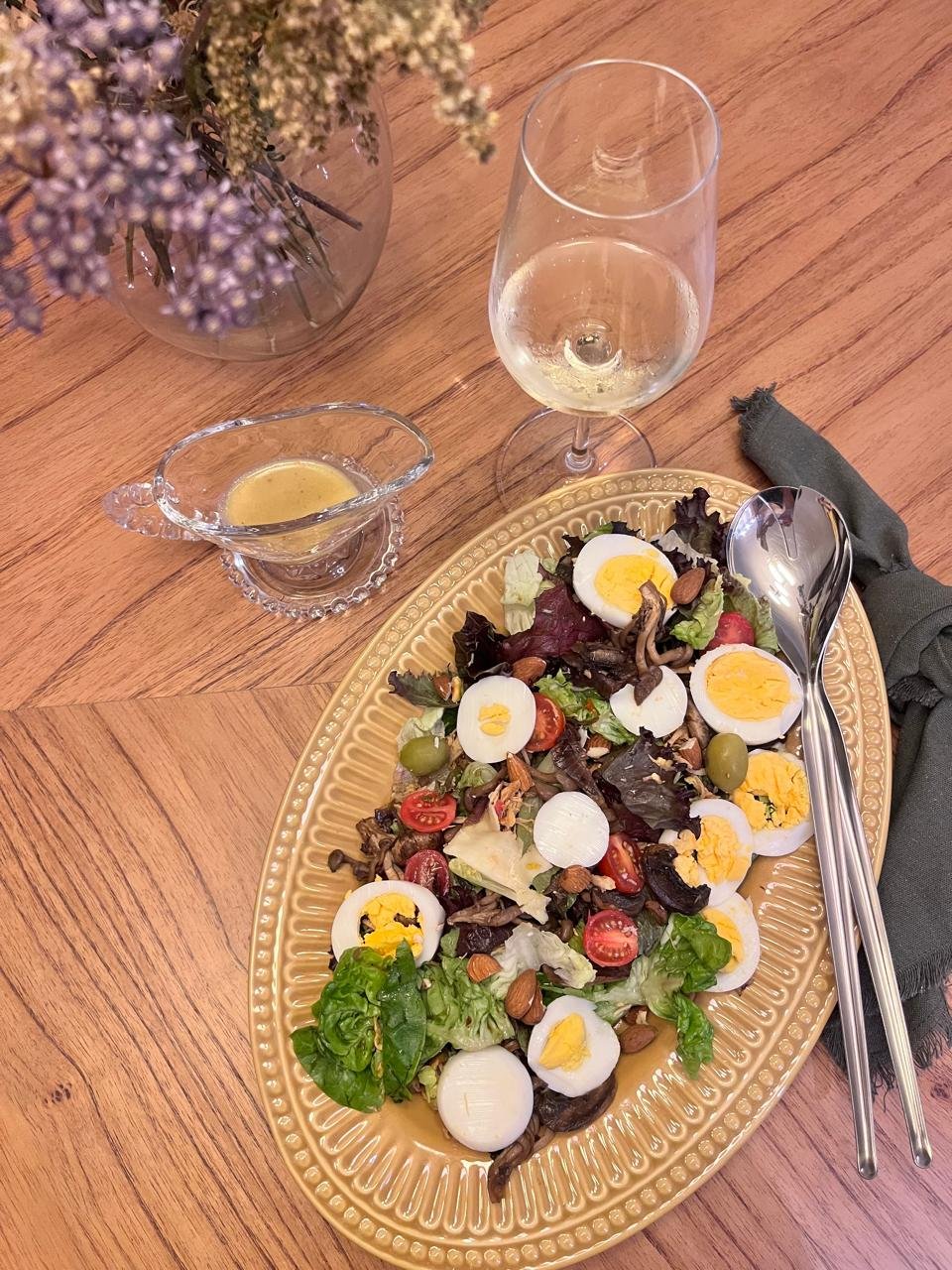 Prato servido com vinho e mesa intimista