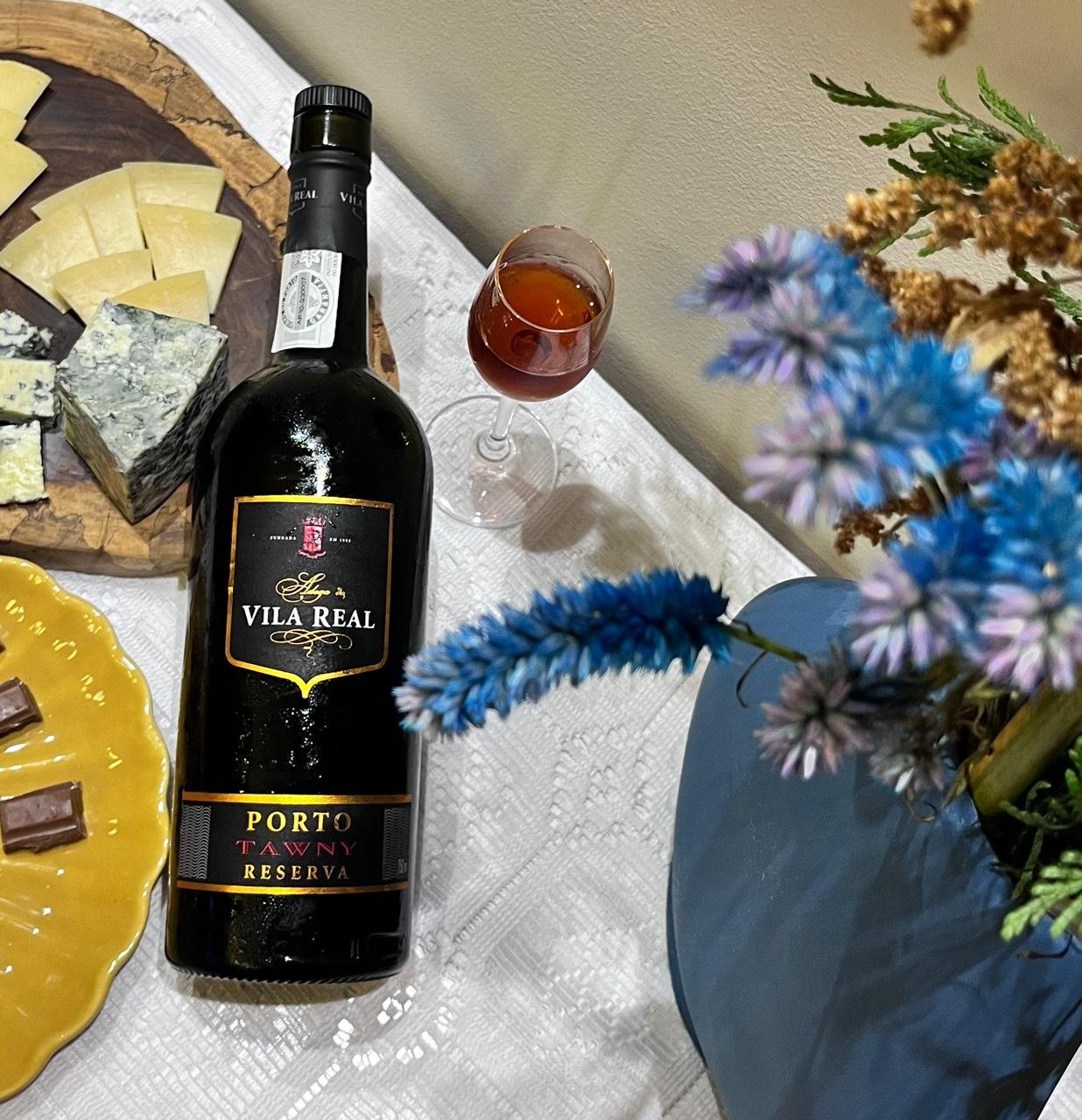 Garrafa e taça em composição para sobremesas