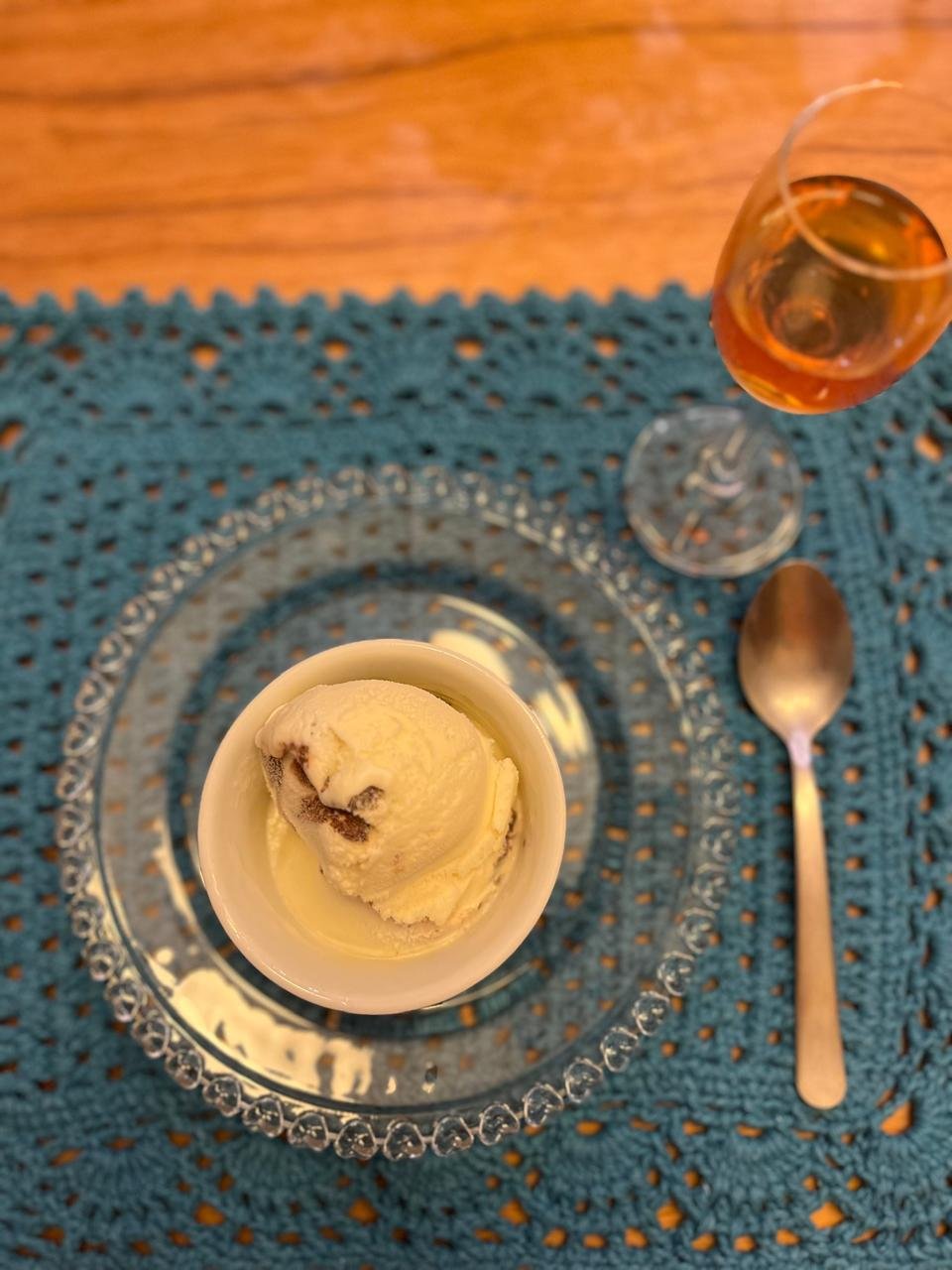 Garrafa e prato doce em composição de mesa