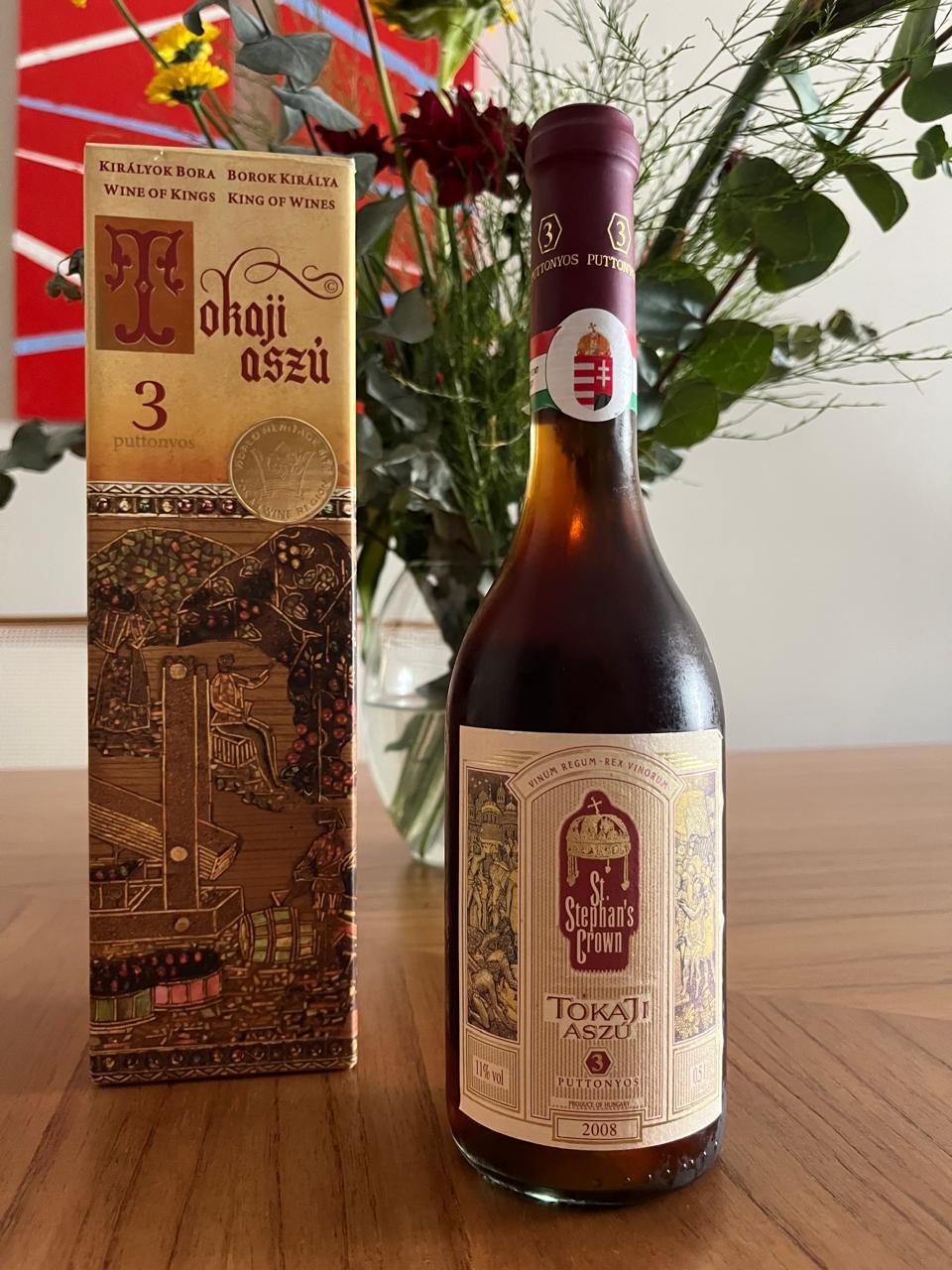 Vinho fortificado ao lado de queijos e chocolates